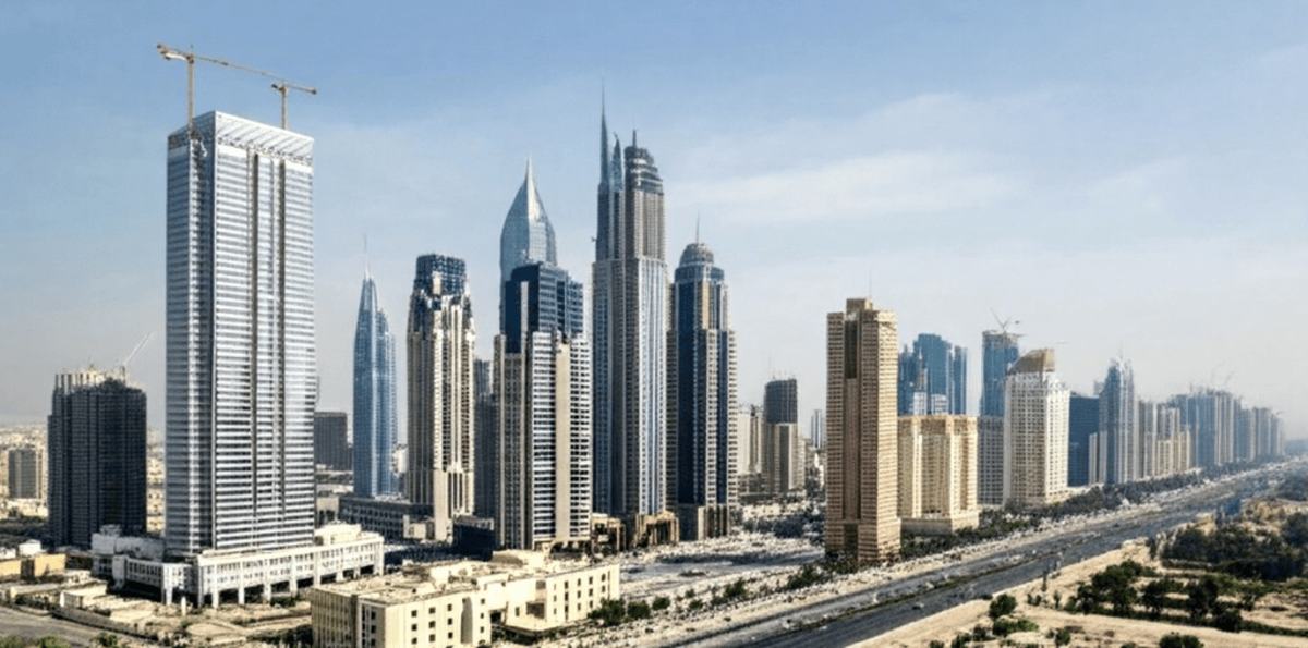 A realistic 4K photograph of hot and humid weather in Kuwait with hazy skies, high temperatures, and a chance of light fog at night.