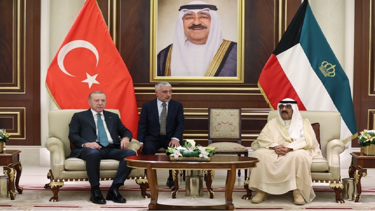 Turkish President Erdoğan Arrives in Kuwait; Welcomed by His Highness the Amir